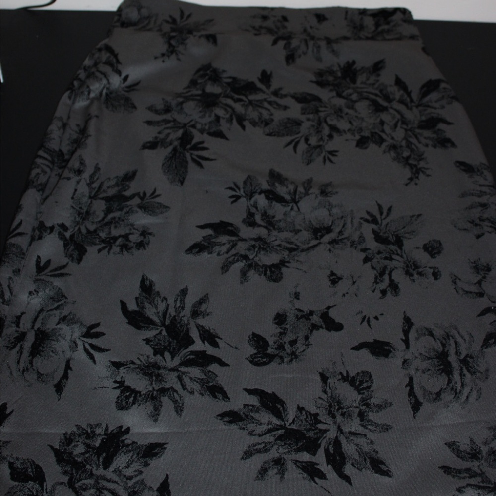 Women’s pencil skirt dark gray/green with black felt roses size Large